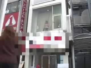 Japoniškas valdovė pakliuvom į langas vid