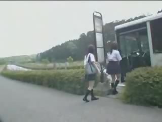 日本语 年轻 女士 和 疯子 在 总线 视频