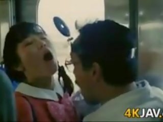 Mergaitė gauna apgraibytas apie a traukinys