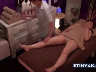 Due elite asiatico ragazze a massaggio studio