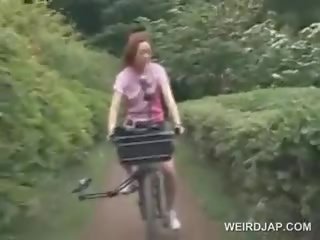 Ázijské násťročné sweeties jazdenie bikes s dilda v ich cunts