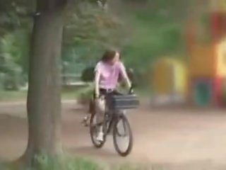 Japán drágám masturbated míg lovaglás egy specially modified trágár film bike!