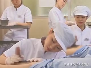 Japońskie pielęgniarka siorbanie sperma na zewnątrz z zmysłowy penis