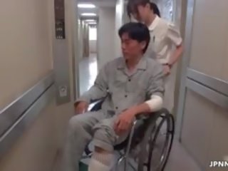 Beguiling aziatike infermiere shkon e çmendur